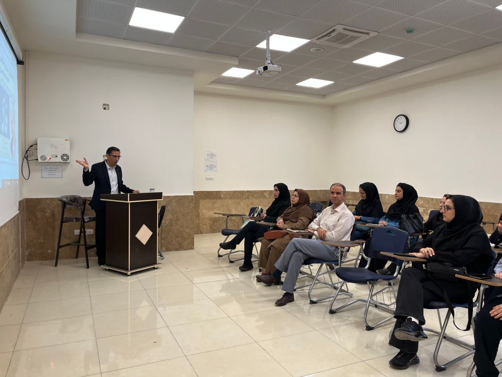 برگزاری کارگاه مسائل و راهکارهای تدریس زبان فارسی در کلاس‌های غیرفارسی‌زبانان